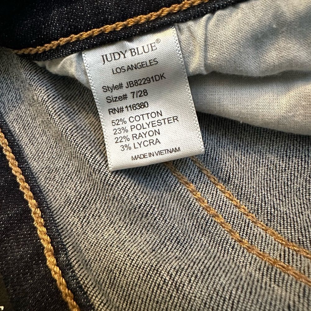 Judy Blue cropped Dark Blue Jeans - Picture 5 of 5